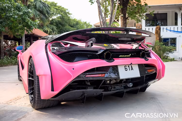 Hai bên hông xe cho thấy sự thay đổi rõ rệt so với thiết kế nguyên bản, các hốc gió ngang hông có vai trò quan trọng giúp tận dụng tối đa luồng khí đi vào để làm mát hệ thống phanh carbon ceramic phía sau. Cản sau của xe có sự khác biệt nhờ bộ khuếch tán gió mới, cùng hệ thống cánh gió chủ động, trong đó, chi tiết nguyên bản trên xe đã được thay bằng cánh gió dạng tầng của gói độ Novitec N-Largo. Điểm nhấn trên xe là chụp mâm và cùm phanh được sơn vàng nổi bật.