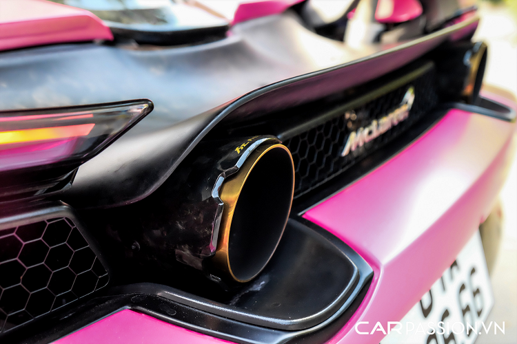 Sở hữu thiết kế được lấy cảm hứng từ mẫu hypercar McLaren Senna, bản độ 720S Novitec N-Largo có tạo hình đậm chất khí động học nhưng không kém phần hầm hố. Xe từng có thời gian dài thuộc sở hữu của một người chơi xe có tiếng tại Vũng Tàu trước khi được "sang tay" lại cho một doanh nhân Bình Dương.