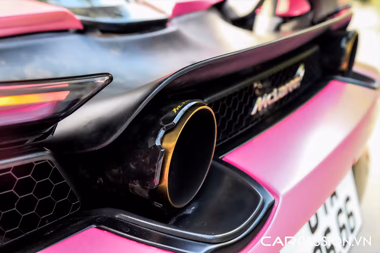 Sở hữu thiết kế được lấy cảm hứng từ mẫu hypercar McLaren Senna, bản độ 720S Novitec N-Largo có tạo hình đậm chất khí động học nhưng không kém phần hầm hố. Xe từng có thời gian dài thuộc sở hữu của một người chơi xe có tiếng tại Vũng Tàu trước khi được "sang tay" lại cho một doanh nhân Bình Dương.