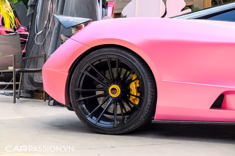 Có lẽ chính vì lí do này, vị chủ nhân của chiếc siêu xe McLaren 720S màu tím duy nhất tại nước ta đã lựa chọn nâng cấp ngoại thất với bộ bodykit Novitec N-Largo sản xuất giới hạn 15 bộ trên toàn cầu. Được nhà độ Đức giới thiệu đến công chúng vào năm 2018, gói độ widebody Novitec N-Largo đến nay vẫn được xem là một trong những bản nâng cấp công phu và đắt tiền nhất cho mẫu siêu xe Anh Quốc – McLaren 720S.