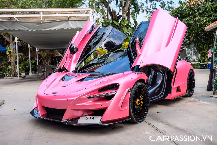 Vì tính chất đặc biệt của lớp sơn tím MSO Lantana Purple, đơn vị thực hiện quá trình nâng cấp cho chiếc McLaren 720S này là garage WrapStyle Hồ Chí Minh đã phải đặt hàng những thùng sơn chính hãng của McLaren do AkzoNobel cung cấp để tái hiện lại lớp sơn tương tự trên các chi tiết mới được nâng cấp. Khoang lái của xe có phối màu tối với các đường viền hồng cá tính trên táp-pi, nhà độ Đức đã bổ sung thêm phần bệ cửa bằng vật liệu Forged Carbon Fiber và một tấm biển kim loại nhỏ khắc tên gói độ và dòng chữ “Limited Edition 1 of 15”.