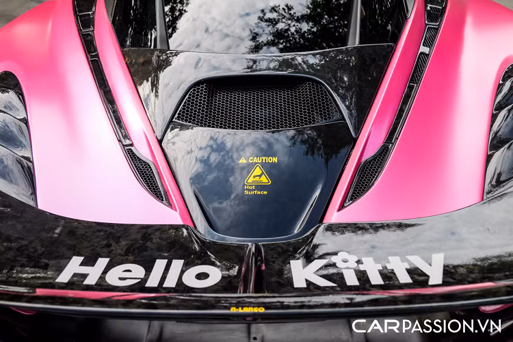 Không chỉ đem lại cái nhìn mới mẻ hơn cho McLaren 720S, bản độ này còn có một điểm đáng chú ý khác chính là những chi tiết được làm từ vật liệu “Forged Carbon Fiber”, bao gồm : líp trước, nắp ca-pô, ốp gương chiếu hậu, líp hông, ống dẫn khí, ốp nắp máy, khe thoát khí ở cản sau, cánh gió,…