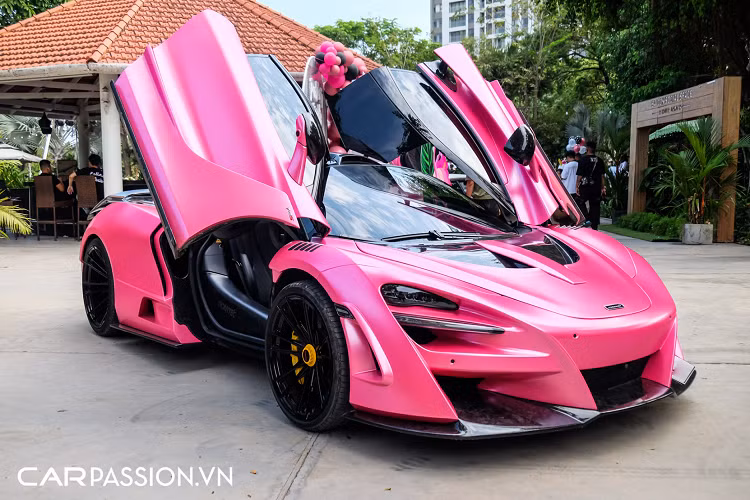 McLaren 720S được trang bị khối động cơ M840T V8 tăng áp kép có dung tích 4.0 lít, sản sinh công suất tối đa 710 mã lực và mô men xoắn cực đại đạt mức 770 Nm. Xe sử dụng hộp số SSG ly hợp kép nên chỉ mất 2,8 giây để tăng tốc từ 0-100 km/h và có tốc độ tối đa đạt 341 km/h. Ngoài ra, McLaren 720S tăng tốc từ 0-200 km/h trong vòng 7,8 giây, hoàn thành 400 m đường đua và quãng đường ¼ dặm lần lượt chỉ mất 10,3 giây và 9,7 giây. Nếu được nâng cấp khối động cơ với cấu hình N-Largo, sức mạnh mà xe đạt được sẽ chạm ngưỡng 800 mã lực.