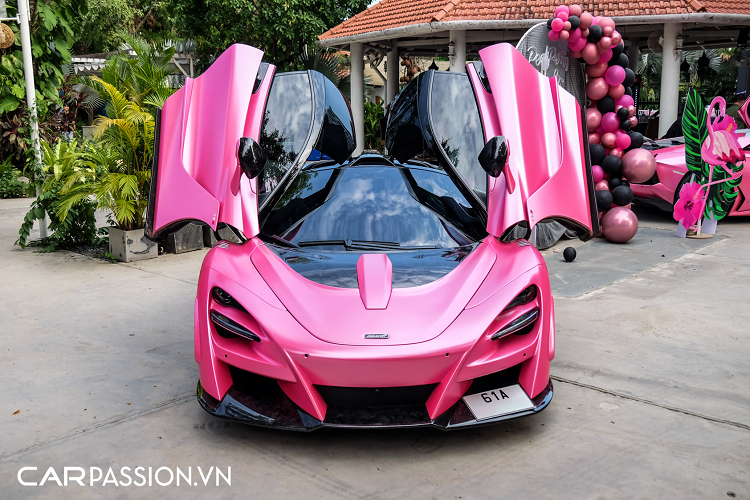 Chưa hết, bộ mâm 5 chấu kép nguyên bản trên xe cũng được thay thế với bộ mâm 7 chấu kép do Novitec hợp tác cùng Vossen phát triển. Hệ thống ống xả của xe cũng được nâng cấp bằng chi tiết của thương hiệu Frequency Intelligent Exhaust, đây là bộ ống xả thuộc dòng Signature cao cấp nhất của thương hiệu đến từ Đài Loan khi được phủ màu vàng nhám, có cấu tạo từ titanium và chụp xả được bọc vật liệu Forged Carbon Fiber.