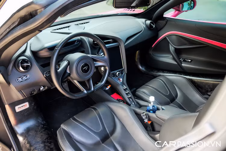 Không lâu sau khi tậu về garage bản độ "hàng khủng" này, chủ xe đã quyết định dán decal đổi sang tông màu hồng phấn và bây giờ là tông màu hồng đậm hơn, đồng thời bổ sung thêm dòng chữ "Hello Kitty" trên cánh gió ở phía sau. Được biết, vị doanh nhân hiện đang sinh sống tại Bình Dương còn sở hữu một chiếc Lamborghini Aventador LP700-4 dán decal màu hồng tương tự và được nâng cấp với gói độ Novitec Torado đắt giá