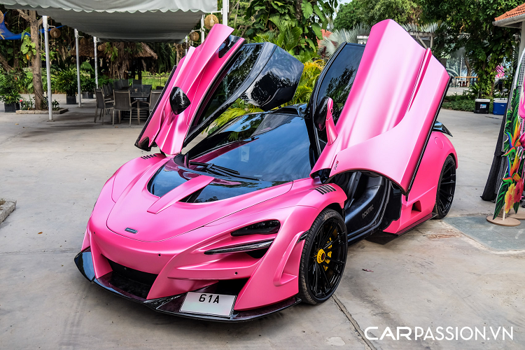 Chiếc McLaren 720S màu tím MSO Lantana Purple xuất hiện trong bài viết là ví dụ điển hình, đây chính là “siêu phẩm” McLaren 720S độ Novitec N-Largo độc nhất vô nhị tại Việt Nam. Novitec có tên đầy đủ là Novitec Group, hãng độ này được thành lập vào năm 1989 và có trụ sở chính tại Đức.