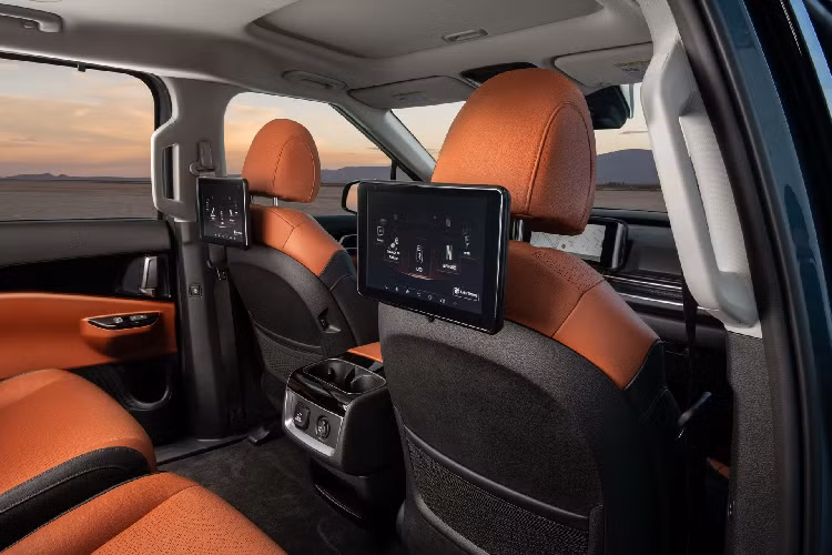 Người lái có thể liên lạc với khoang hành khách qua hệ thống đàm thoại nội bộ cũng như quan sát qua màn hình thông tin giải trí. Một camera hồng ngoại giúp quan sát khoang sau ngay cả trong điều kiện thiếu sáng. Sau các vụ cha mẹ để quên con trong xe, tính năng này trở nên hữu ích hơn, đặc biệt đối với gia đình đông thành viên.