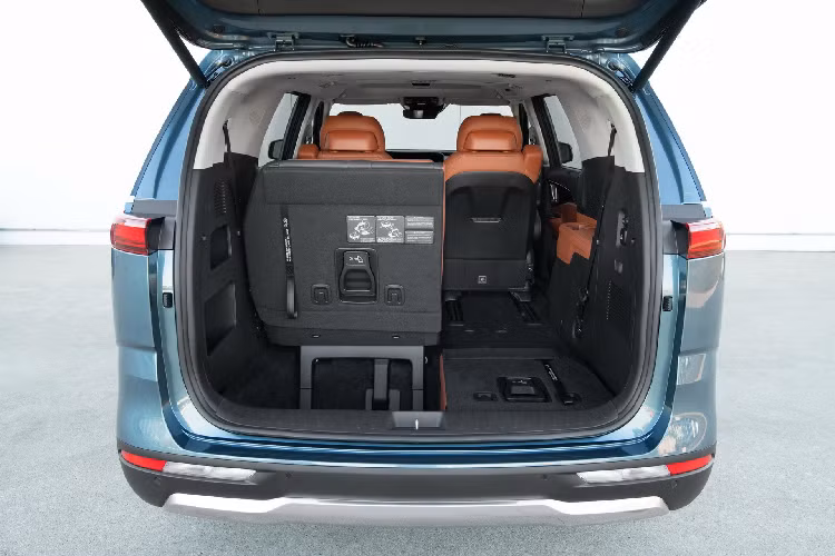 Khoang hành lý của Carnival 2022 có dung tích hơn 2.900 lít - thuộc diện tốt nhất phân khúc. Mẫu xe này được tích hợp tính năng đá cốp.