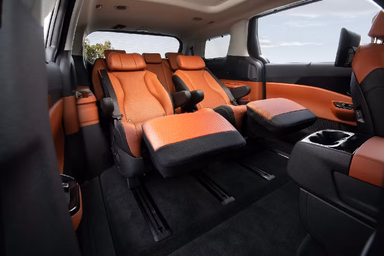 Ở bản 7 chỗ, Carnival có tùy chọn bộ ghế thương gia VIP Lounge Seating. Ghế này có tựa kiểu ôm đầu, bộ điều khiển riêng, bệ để chân và tính năng làm mát.