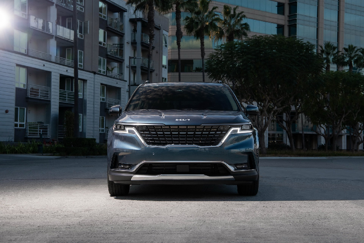 Đầu xe hầm hố với lưới tản nhiệt dạng mũi hổ được mở rộng, nối liền với hệ thống đèn trước. Hệ thống đèn chiếu sáng full-LED được tạo hiệu ứng ẩn bên trong lưới tản nhiệt. Điểm nhấn ở đầu xe là dải đèn daylight bằng LED gấp khúc, viền theo lưới tản nhiệt.