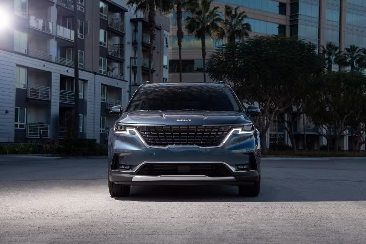 Đầu xe hầm hố với lưới tản nhiệt dạng mũi hổ được mở rộng, nối liền với hệ thống đèn trước. Hệ thống đèn chiếu sáng full-LED được tạo hiệu ứng ẩn bên trong lưới tản nhiệt. Điểm nhấn ở đầu xe là dải đèn daylight bằng LED gấp khúc, viền theo lưới tản nhiệt.