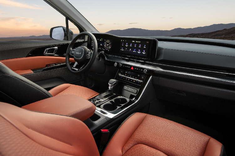 Carnival 2022 được trang bị bảng đồng hồ và màn hình thông tin giải trí 12,3 inch, tương thích Android Auto/Apple CarPlay, 9 cổng USB, dàn âm thanh 12 loa của Bose, cửa sổ trời…