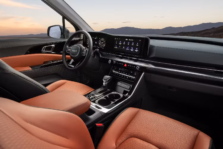 Carnival 2022 được trang bị bảng đồng hồ và màn hình thông tin giải trí 12,3 inch, tương thích Android Auto/Apple CarPlay, 9 cổng USB, dàn âm thanh 12 loa của Bose, cửa sổ trời…