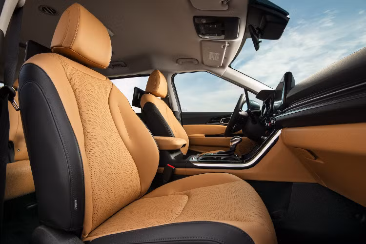 Nhờ kích thước được cải thiện, Kia dễ dàng tùy biến không gian nội thất của Carnival 2022 với các cấu trúc 7 chỗ, 8 chỗ. Thị trường Mỹ không có phiên bản 11 chỗ như Hàn Quốc.