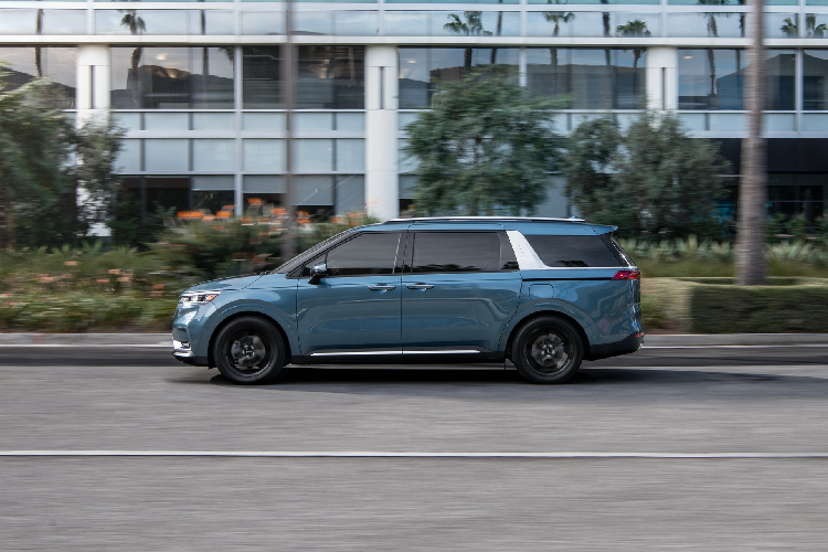 Được xây dựng trên cùng nền tảng với Sorento thế hệ mới, Carnival 2022 có kiểu dáng nam tính và vuông vức hơn. Mẫu MPV đời mới có kích thước dài x rộng x cao lần lượt là 5.115 x 1.985 x 1.755 (mm), trục cơ sở 3.060 mm. So với thế hệ trước, Carnival 2022 dài hơn 40 mm ở chiều dài tổng thể và 30 mm ở chiều dài cơ sở.