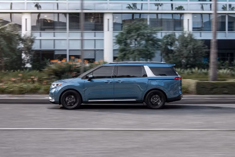 Được xây dựng trên cùng nền tảng với Sorento thế hệ mới, Carnival 2022 có kiểu dáng nam tính và vuông vức hơn. Mẫu MPV đời mới có kích thước dài x rộng x cao lần lượt là 5.115 x 1.985 x 1.755 (mm), trục cơ sở 3.060 mm. So với thế hệ trước, Carnival 2022 dài hơn 40 mm ở chiều dài tổng thể và 30 mm ở chiều dài cơ sở.