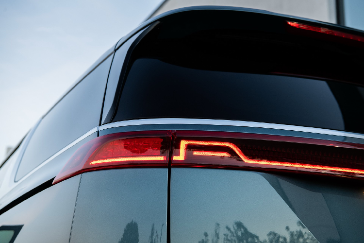 Ở thế hệ mới, Carnival được thay đổi hoàn toàn về kiểu dáng, phần lớn đường cong trên thế hệ cũ được loại bỏ.