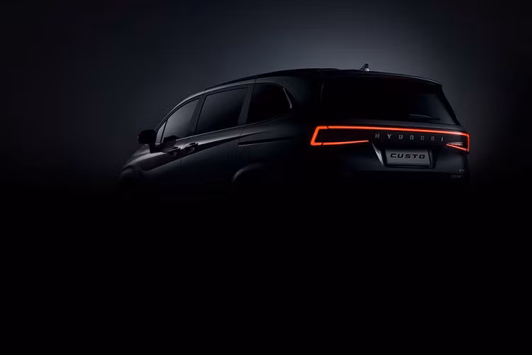Thuộc phân khúc MPV cỡ trung, Hyundai Custo 2022 sở hữu chiều dài 4.950 mm, chiều rộng 1.850 mm, chiều cao 1.734 mm và chiều dài cơ sở 3.055 mm. So với Kia Sedona vốn có chiều dài chiều dài 5.155 mm, rộng 1.995 mm, cao 1.775 mm và chiều dài cơ sở 3.090 mm, mẫu MPV này nhỏ hơn một chút.