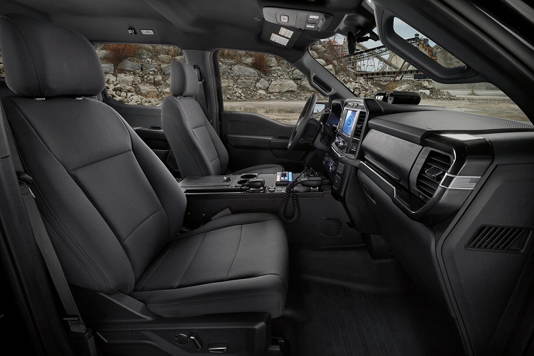 Một nâng cấp công nghệ khác hỗ trợ cảnh sát là hệ thống giải trí SYNC 4 được cập nhật liên tục, sử dụng hệ thống viễn thông riêng của Ford nhằm ngăn chặn sự gián đoạn khi tuần tra.