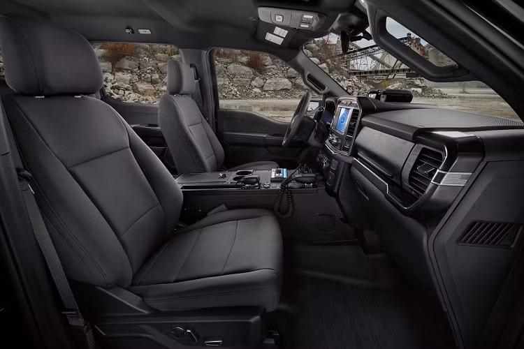 Một nâng cấp công nghệ khác hỗ trợ cảnh sát là hệ thống giải trí SYNC 4 được cập nhật liên tục, sử dụng hệ thống viễn thông riêng của Ford nhằm ngăn chặn sự gián đoạn khi tuần tra.