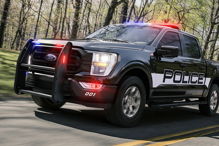 Mẫu siêu bán tải Ford F-150 Police Responder được phát triển từ mẫu F-150 SuperCrew. Xe được trang bị động cơ EcoBoost V6 3.5L giống bản thương mại, công suất 400 mã lực và mô-men xoắn 678 Nm, hộp số tự động 10 cấp. Tuy nhiên, tốc độ tối đa của mẫu bán tải được tăng lên mức 193 km/h, khả năng bứt tốc 0-96 km/h trong 5,2 giây.