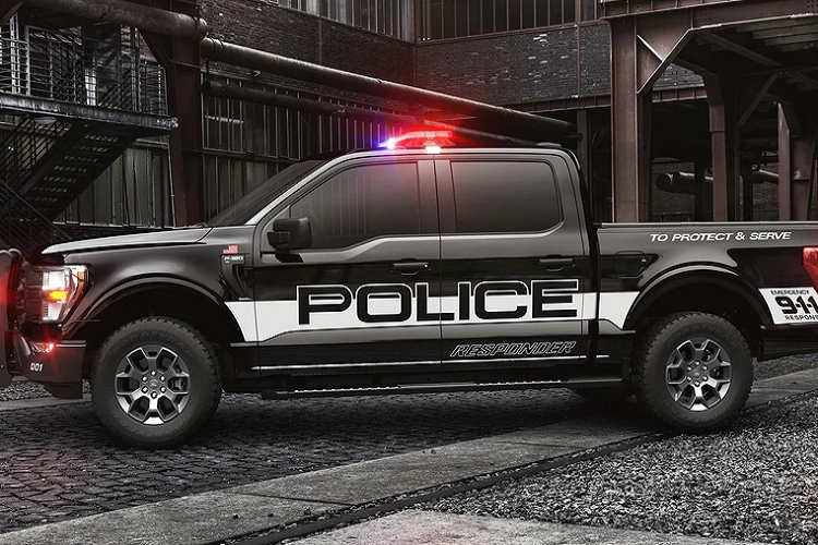 Theo Greg Ebel - Giám đốc thương hiệu Ford Police Vehicle: "Các cơ quan thực thi pháp luật cho biết họ muốn chiếc xe có thêm sức kéo, khả năng off-road tốt nhưng lại lo ngại về tốc độ và khả năng xử lý. Đó là lý do mà mẫu F-150 này có sức kéo lên đến 5 tấn và tải trọng 920 kg. F-150 Police Responder cũng có mức mô-men xoắn theo đúng yêu cầu và hệ dẫn động 4 bánh để dễ dàng chuyển đổi trạng thái vận hành từ đô thị đến địa hình phức tạp"