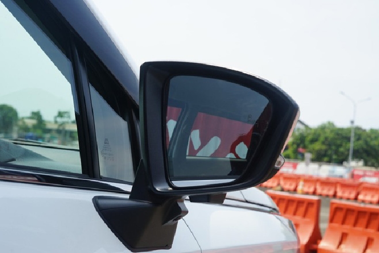 Phần đuôi của Toyota Veloz 2022 khá giống "đàn anh" Sienna thế hệ mới, với thiết kế nổi khối và nam tính. Cụm đèn hậu LED nối liền nhau, thậm chí phần giữa cũng phát sáng, tạo độ nhận diện cao khi di chuyển vào ban đêm. Ngoài ra, cản sau cũng được sơn màu bạc, trong khi đèn phản quang đặt trong hốc thoát gió giả.