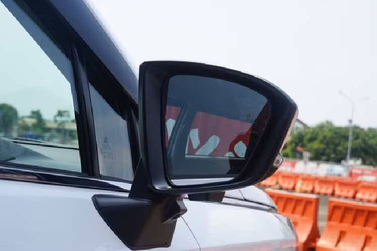 Phần đuôi của Toyota Veloz 2022 khá giống "đàn anh" Sienna thế hệ mới, với thiết kế nổi khối và nam tính. Cụm đèn hậu LED nối liền nhau, thậm chí phần giữa cũng phát sáng, tạo độ nhận diện cao khi di chuyển vào ban đêm. Ngoài ra, cản sau cũng được sơn màu bạc, trong khi đèn phản quang đặt trong hốc thoát gió giả.