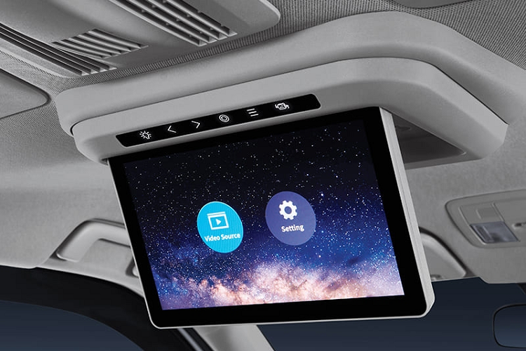 Những trang bị còn lại của Toyota Veloz 2022 bao gồm vô lăng đa chức năng mới, ngăn đựng đồ dưới bệ tì tay hàng ghế trước, ghế bọc nỉ phối da, bảng đồng hồ kỹ thuật số với màn hình 7 inch, sạc điện thoại thông minh không dây và màn hình giải trí treo trên trần nhằm phục vụ hành khách phía sau