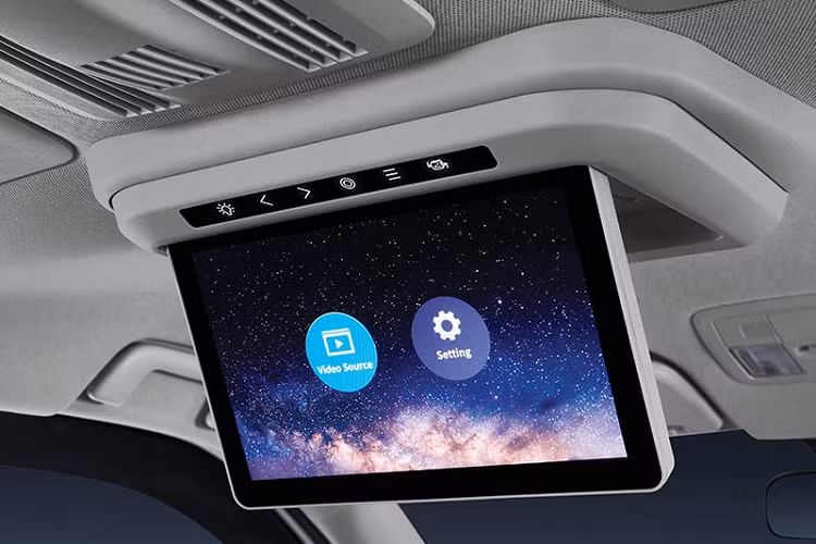 Những trang bị còn lại của Toyota Veloz 2022 bao gồm vô lăng đa chức năng mới, ngăn đựng đồ dưới bệ tì tay hàng ghế trước, ghế bọc nỉ phối da, bảng đồng hồ kỹ thuật số với màn hình 7 inch, sạc điện thoại thông minh không dây và màn hình giải trí treo trên trần nhằm phục vụ hành khách phía sau