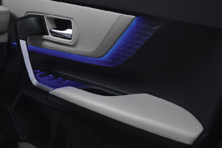 Tất cả phiên bản của Toyota Veloz 2022 đều được trang bị phanh tay điện tử có tính năng giữ phanh tự động Auto Hold và đế sạc điện thoại không dây chuẩn Qi. Đây là những "option" mà thậm chí đến mẫu xe đắt tiền hơn là Corolla Cross cũng chưa có.