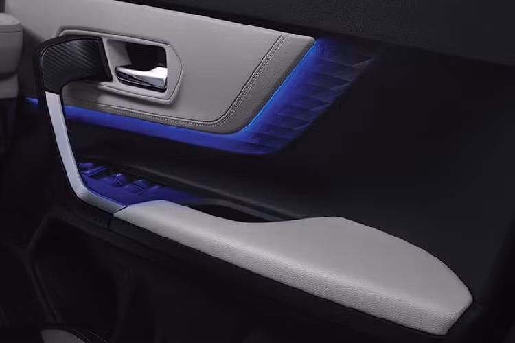 Tất cả phiên bản của Toyota Veloz 2022 đều được trang bị phanh tay điện tử có tính năng giữ phanh tự động Auto Hold và đế sạc điện thoại không dây chuẩn Qi. Đây là những "option" mà thậm chí đến mẫu xe đắt tiền hơn là Corolla Cross cũng chưa có.