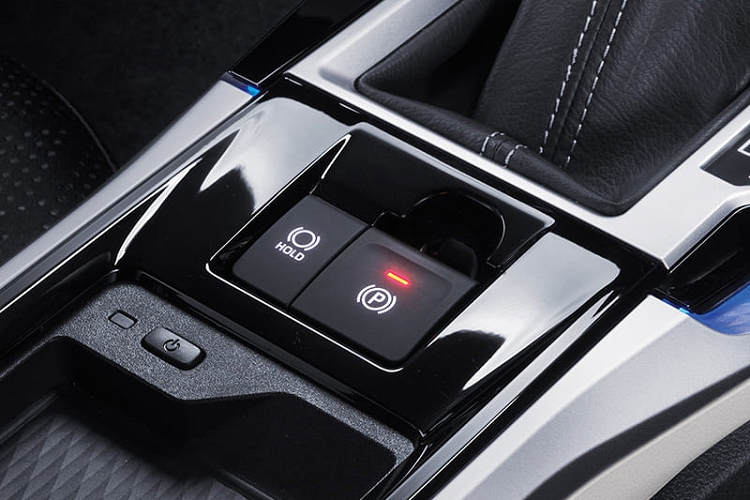 Không giống Avanza, Toyota Veloz 2022 chỉ có 1 loại động cơ là máy xăng 4 xi-lanh, dung tích 1.5L, sản sinh công suất tối đa 106 mã lực tại tua máy 6.000 vòng/phút và mô-men xoắn cực đại 137 Nm tại tua máy 4.200 vòng/phút. Động cơ này có thể đi với hộp số sàn 5 cấp hoặc hộp số biến thiên vô cấp CVT mới.