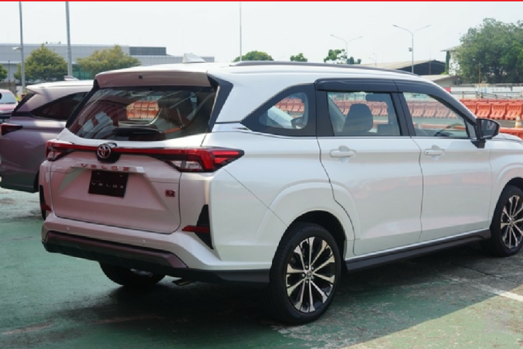 Theo một số nguồn tin tiết lộ, Toyota Veloz 2022 có thể về Việt Nam ngay trong quý I/2022, thay thế Avanza trong nhiệm vụ cạnh tranh với Suzuki XL7, Ertiga và đặc biệt là "ông vua" Mitsubishi Xpander. Hiện tại, thế hệ thứ 2 của Toyota Avanza bản nâng cấp vẫn được nhập khẩu từ Indonesia và phân phối với 2 phiên bản là 1.3MT giá 544 triệu đồng và 1.5AT là 612 triệu đồng.