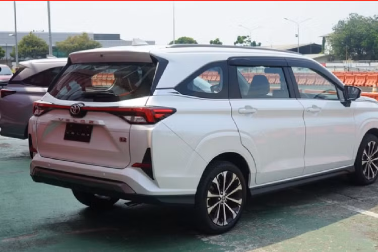 Theo một số nguồn tin tiết lộ, Toyota Veloz 2022 có thể về Việt Nam ngay trong quý I/2022, thay thế Avanza trong nhiệm vụ cạnh tranh với Suzuki XL7, Ertiga và đặc biệt là "ông vua" Mitsubishi Xpander. Hiện tại, thế hệ thứ 2 của Toyota Avanza bản nâng cấp vẫn được nhập khẩu từ Indonesia và phân phối với 2 phiên bản là 1.3MT giá 544 triệu đồng và 1.5AT là 612 triệu đồng.