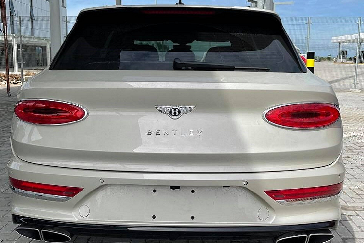 Điều này thể hiện rõ nhất qua logo First Edition cùng con số 1 nằm chính giữa xuất hiện ở bên hông xe. Chiếc xe SUV Bentley Bentayga V8 First Edition mới về nước có trang bị bộ mâm 22 inch, đa chấu kép với 2 tông màu tương phản.