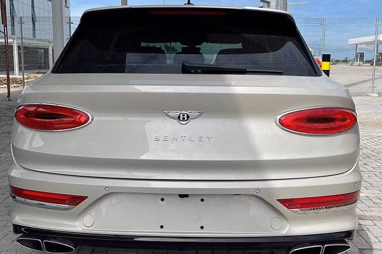 Điều này thể hiện rõ nhất qua logo First Edition cùng con số 1 nằm chính giữa xuất hiện ở bên hông xe. Chiếc xe SUV Bentley Bentayga V8 First Edition mới về nước có trang bị bộ mâm 22 inch, đa chấu kép với 2 tông màu tương phản.