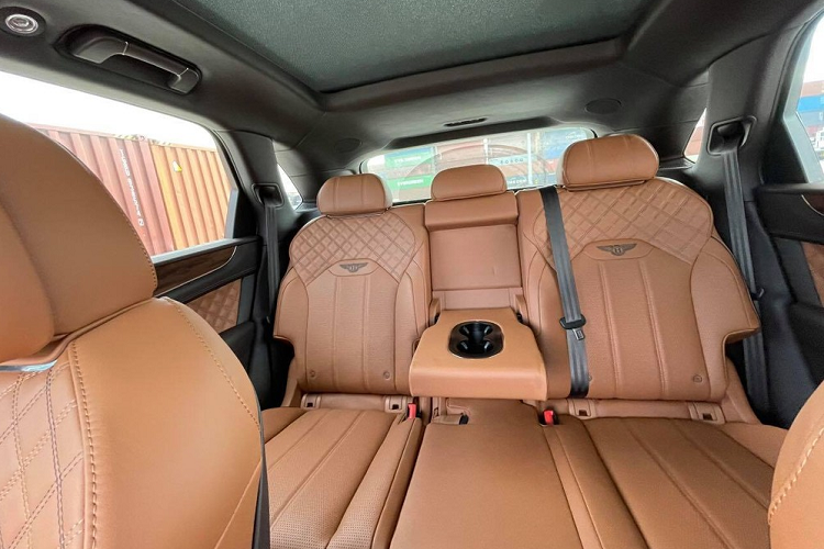 Được biết, chiếc SUV siêu sang Bentley Bentayga V8 bản nâng cấp mới nhất này còn thuộc phiên bản First Edition, ám chỉ những chiếc xe Bentley Bentayga nằm trong lô hàng sản xuất năm đầu tiên.