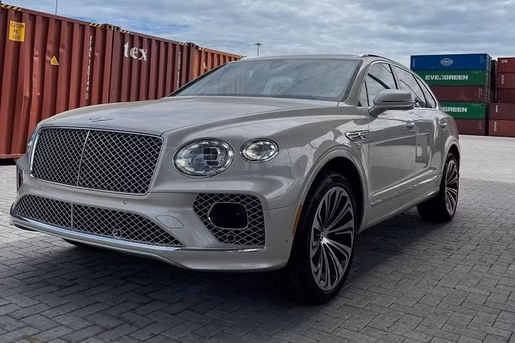 Bentley Bentayga First Edition mới về nước được trang bị động cơ xăng V8, tăng áp kép, dung tích 4.0 lít, sản sinh ra công suất tối đa 542 mã lực và mô-men xoắn cực đại 770 Nm. Sức mạnh trên giúp mẫu SUV siêu sang Bentley Bentayga V8 có thời gian tăng tốc từ vị trí xuất phát lên 100 km/h chỉ trong thời gian 4,5 giây trước khi đạt vận tốc tối đa 290 km/h.