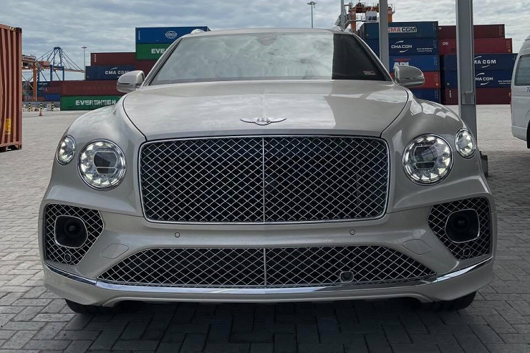 Phân khúc SUV siêu sang trong 3 năm trở lại đây đã chứng kiến cuộc cạnh tranh khá sôi nổi giữa Bentley Bentayga với Rolls-Royce Cullinan hay thậm chí là cả Mercedes-Maybach GLS... Trong bộ 3 này, Bentley Bentayga hạng sang có lợi thế nhiều hơn vì ra mắt trước 2 đối thủ còn lại đến 3 năm. Dải sản phẩm của SUV siêu sang đến từ Bentley cũng đa dạng lựa chọn hơn cho các khách hàng.