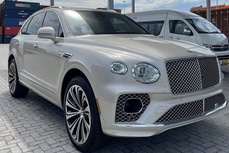 Chính vì điều này mà số lượng xe SUV siêu sang Bentley Bentayga được mang về nước khá đông đảo, trong số này, phải đợi đến khi hãng xe Anh quốc tung ra phiên bản Bentley Bentayga V8, giới nhà giàu Việt mới trở nên sốt với mẫu xe này.
