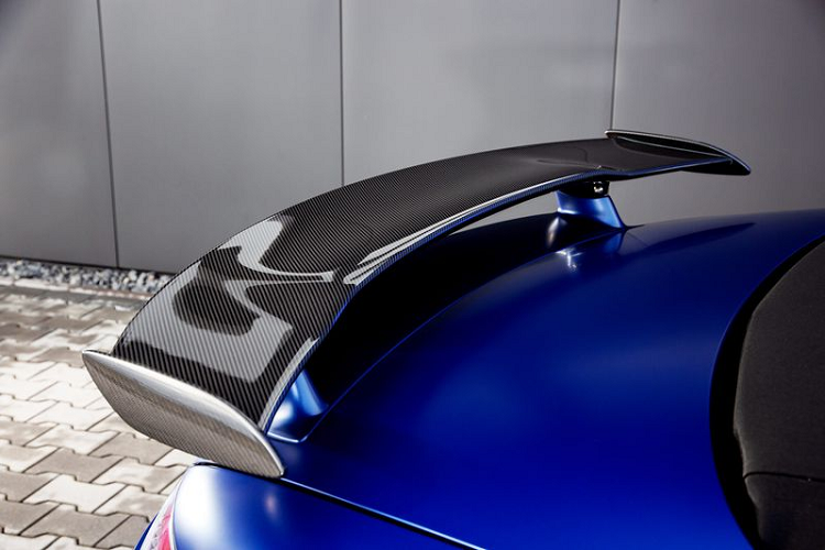 Sức mạnh mới giúp Mercedes-AMG GT R Roadster độ Posaidon chạy nước rút từ 0 - 100 km/h trong 2,9 giây trước khi cán tới tốc độ tối đa 360 km/h. Để phù hợp với hiệu suất mới, hộp số ly hợp kép 7 cấp của xe cũng được sửa đổi.