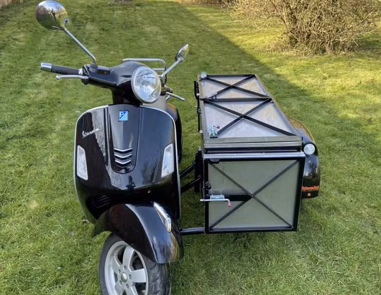 Dan choi Anh quoc “che” xe ga Vespa thanh 3 banh de ban do an-Hinh-3