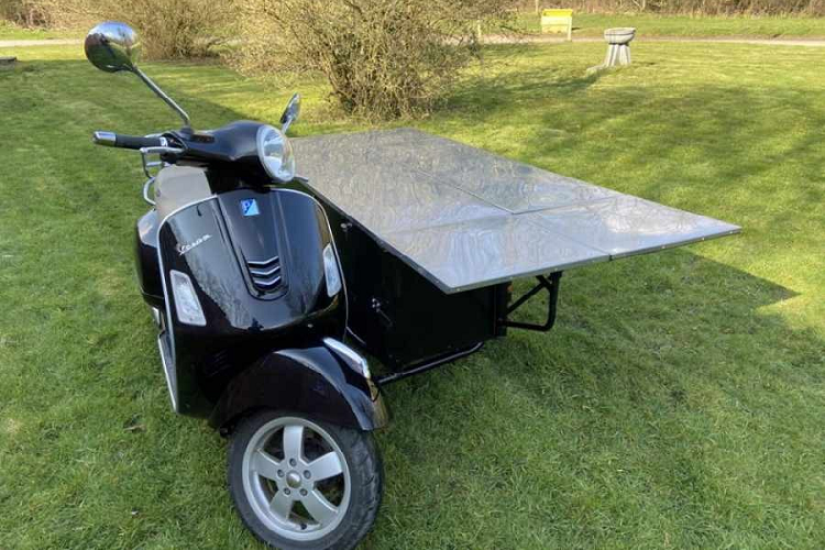 Dan choi Anh quoc “che” xe ga Vespa thanh 3 banh de ban do an-Hinh-2