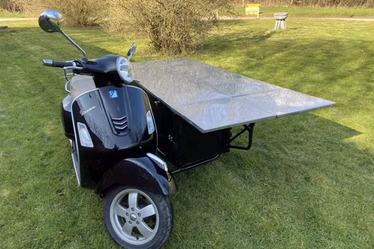 Dan choi Anh quoc “che” xe ga Vespa thanh 3 banh de ban do an-Hinh-2