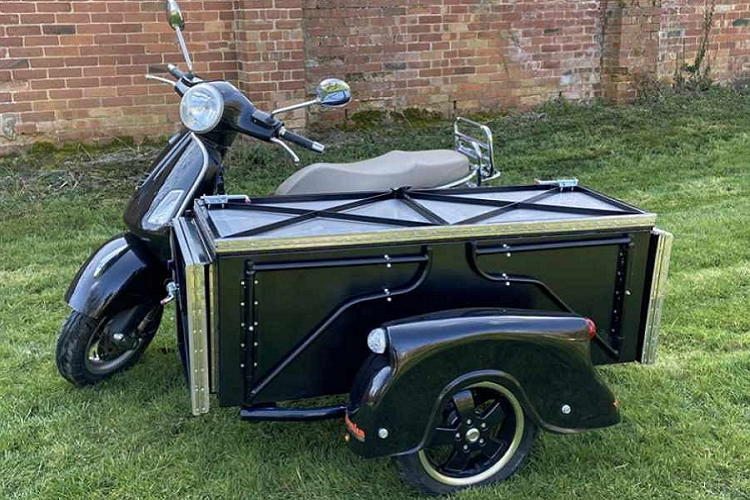 Dan choi Anh quoc “che” xe ga Vespa thanh 3 banh de ban do an