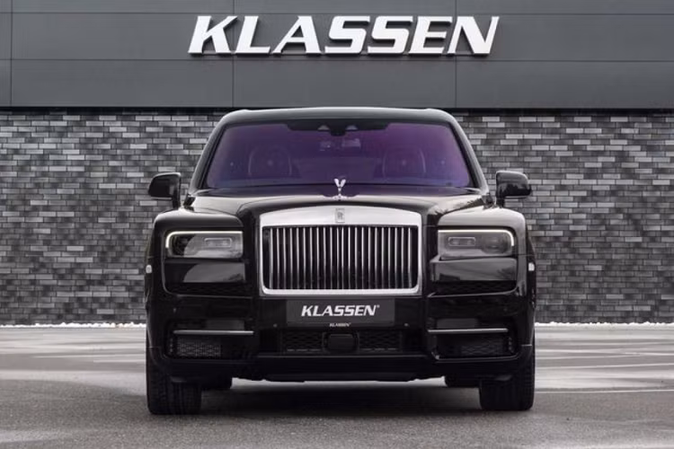 Cụ thể, Klassen đã trang bị lớp giáp bảo vệ khối lượng nhẹ, đạt tiêu chuẩn CEN 1063 BR6 cho Cullinan, cung cấp ho Rolls-Royce Cullinan chống đạn từ súng trường hỏa lực cao như AK-47 hay AR-10.