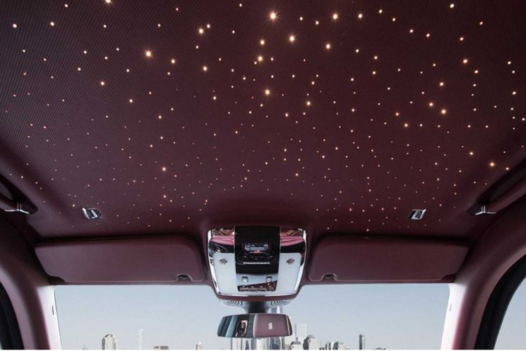 Mặc dù được "đắp" thêm rất nhiều tính năng bảo vệ tiên tiến nhưng nội thất sang trọng, xa hoa và đầy tiện nghi của Cullinan vẫn được giữ nguyên, thậm chí là có thể nâng cấp thêm để làm hài lòng những vị khách siêu VIP