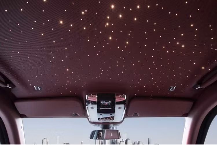 Mặc dù được "đắp" thêm rất nhiều tính năng bảo vệ tiên tiến nhưng nội thất sang trọng, xa hoa và đầy tiện nghi của Cullinan vẫn được giữ nguyên, thậm chí là có thể nâng cấp thêm để làm hài lòng những vị khách siêu VIP