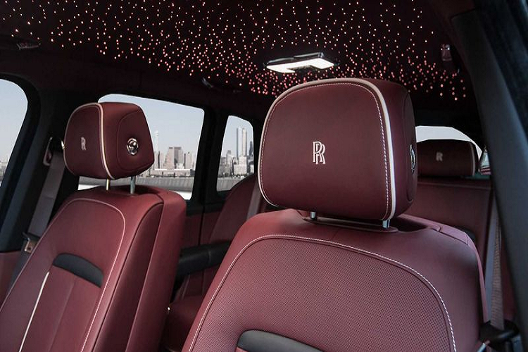 Theo công bố của Klassen, giá xe Rolls-Royce Cullinan bọc thép an toàn bậc nhất thế giới như vậy có giá 833.000 Euro (~ 21,9 tỷ VNĐ). Klassen sẽ mất khoảng 3 tháng để chế tạo cỗ xe đặc biệt này.